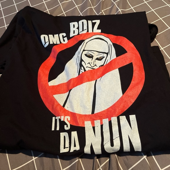 Black and red "It's Da Nun" T-shirt - Picture 1 of 3